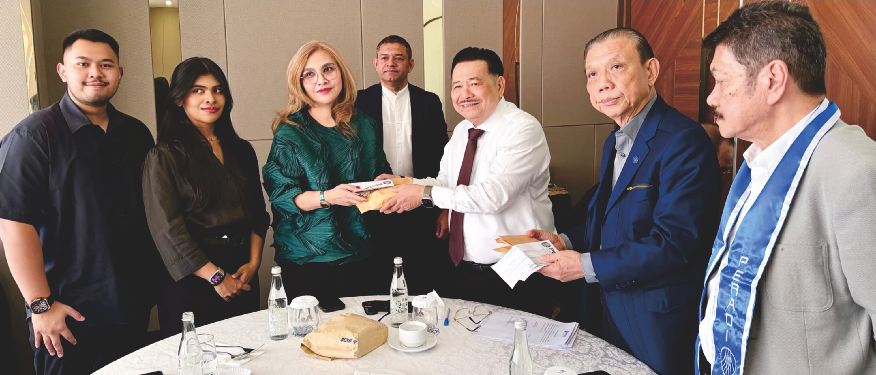 Penyerahan Uang Tali Kasih dan Penghargaan dari PERADI oleh ketua Umum Prof. Dr. Otto Hasibuan untuk keluarga Alm R.Dwiyanto Prihartono yang diterima Risa Amrikasari (isteri dari Alm) didampingi keluarga, 1 Agustus 2026